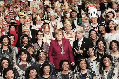 La canciller alemana, Angela Merkel posa con los bailarines y los funcionarios durante una recepción para los clubes de carnaval de toda Alemania en la cancillería en Berlín. Cada año, durante la temporada de carnaval la canciller alemana, da la bienvenida a los clubes de carnaval en honor a la conservación de la tradición.