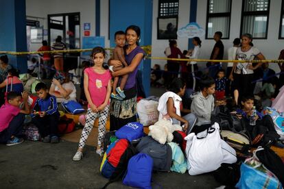 María Valdez, de 31 años, vendió hace un año su casa para reunir el dinero que su esposo necesitaba en su viaje a Perú. Ahora, María viaja junto a sus hijos Yoimairy, de 9 años, y Darien, de 1, para reencontrarse con él, porque el dinero que enviaba a Venezuela no era suficiente para sostenerse. "Tan pronto estuve en Caracas, quise regresar a casa, el autobús me pedía dinero y no lo tenía, mi hija comenzó a llorar y dijo que no quería ir, que era horrible". María confiesa que el pensar en el bienestar de sus hijos le permitió mantenerse fuerte en la travesía.