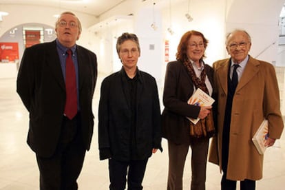 De izquierda a derecha, Paul Preston, Helen Graham, Rosa Regàs y Santiago Carrillo.