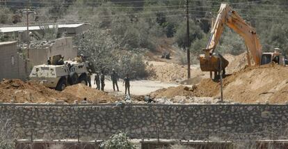 Soldados egipcio destruyen un tunel en la frontera con Gaza.