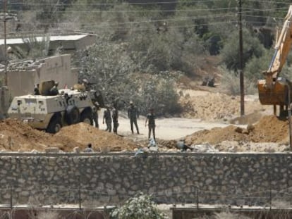 Soldados egipcio destruyen un tunel en la frontera con Gaza.