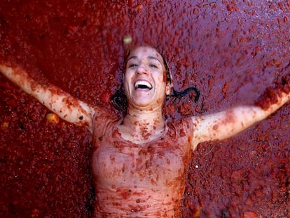 Una mujer, durante la fiesta de la Tomatina de Buñol, el miércoles.