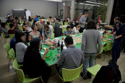 Ciudadanos cenando en la escuela ocupada de Estel en la víspera del referéndum ilegal de independencia el 1 de octubre en Cataluña.