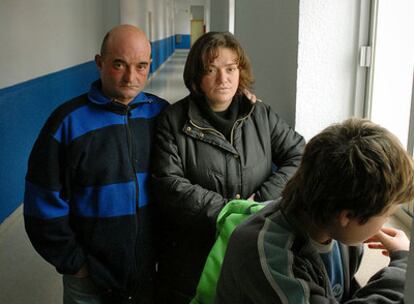 María Saliente, condenada a alejarse de su hijo David (delante), junto a su esposo José Domingo.