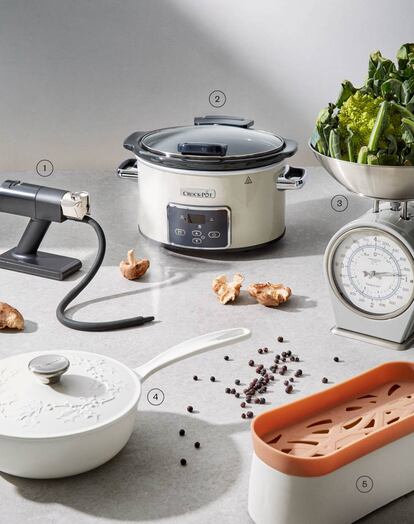 7. Ahumador de Lacor. 52,50 euros, en Alambique. // 8. Olla eléctrica de cocción lenta de Crock-Pot. 45 euros. // 9. Báscula mecánica estilo vintage de Kitchen Craft. 45,90 euros. // 10. Sartén con tapa de Le Creuset. 219 euros. // 11. Cocedor de pasta para microondas de Lékué. 24,90 euros.