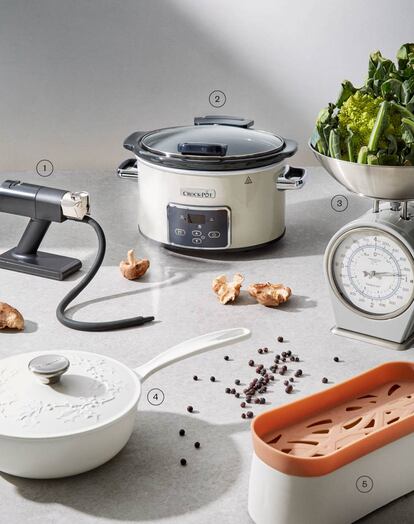 7. Ahumador de Lacor. 52,50 euros, en Alambique. // 8. Olla eléctrica de cocción lenta de Crock-Pot. 45 euros. // 9. Báscula mecánica estilo vintage de Kitchen Craft. 45,90 euros. // 10. Sartén con tapa de Le Creuset. 219 euros. // 11. Cocedor de pasta para microondas de Lékué. 24,90 euros.