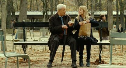 Michael Caine y Clémence Poésy, en un fotograma de 'Mi amigo Mr. Morgan'.