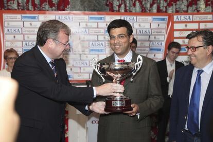 El alcalde entrega a Anand el trofeo de campeón, en presencia de Marcelino Sión.