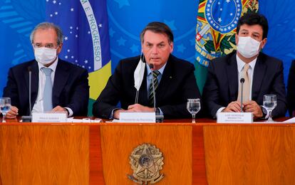 Guedes, Bolsonaro e Mandetta em coletiva de imprensa.