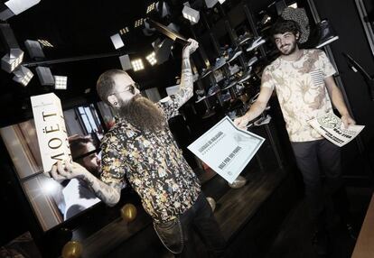 El ganador es Iván Casado, de 35 años, con una larga barba vertical, gafas de sol redondas, brazos completamente tatuados y una camisa de esqueletos. Llevo con la barba dos años y dos meses En la imagen, el vencedor de la prueba.