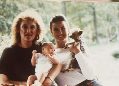 La actriz y Bruce Willis son padres de tres hijas: Rumer (1988), Scout (1991) y Tallulah (1994). En la imagen, Demi Moore con su madre, Virginia Guynes, y su primera hija.