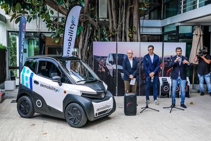 Presentación del acuerdo entre Silence (Acciona) y Ok Mobility, esta mañana en Barcelona. En primer término, el 'nanocar' eléctrico S04.