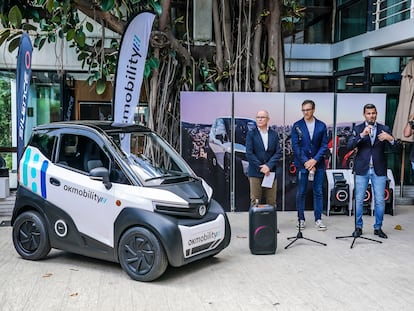 Presentación del acuerdo entre Silence (Acciona) y Ok Mobility, esta mañana en Barcelona. En primer término, el 'nanocar' eléctrico S04.