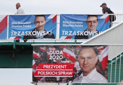 Carteles de campaña en Varsovia, en la jornada de reflexión.