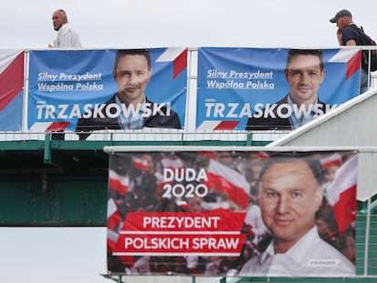 Carteles de campaña en Varsovia, en la jornada de reflexión.