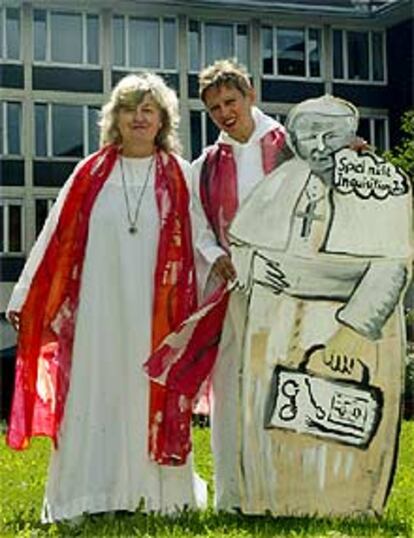 Mayr-Lumetzberger y Gisela Forster, en la protesta contra la excomunión.