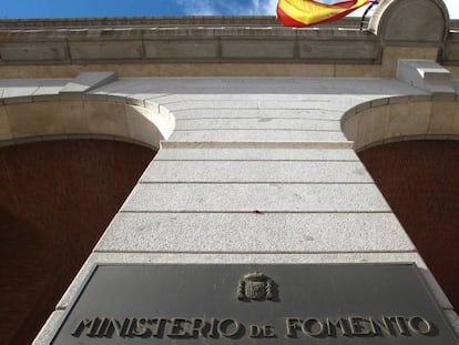 Fachada principal del Ministerio de Fomento, en Madrid.