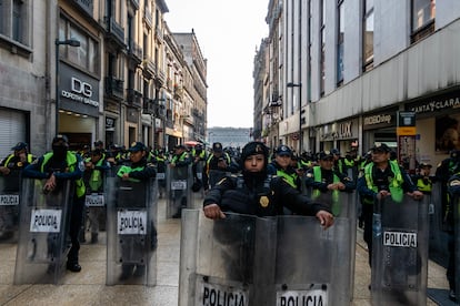 Elementos de la policía capitalina custodian las inmediaciones de Palacio Nacional, donde se lleva acabo la Cumbre de América del Norte entre los mandatarios de Canadá, Estados Unidos y México. 