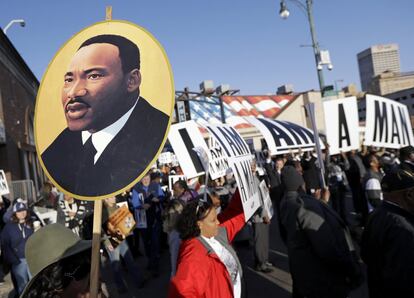 Un retrato de Martin Luther King se alza al frente de una marcha conmemorativa en Memphis, ciudad donde fue asesinado.