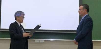 El profesor Kataoka, presidente del comité de termohidráulica de la Sociedad Japonesa de Energía Atómica, entrega el premio a Julià.