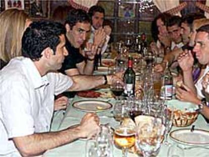 Figo, en primer plano a la izquierda, junto a Raúl y Chendo. Enfrente, Hierro, al fondo; Morientes, en medio, y el golfista Sergio García.