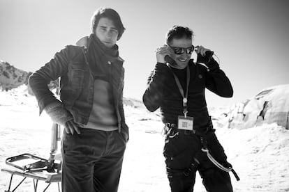 El actor Enzo Vogrincic y Juan Antonio Bayona, en el rodaje de 'La sociedad de la nieve'