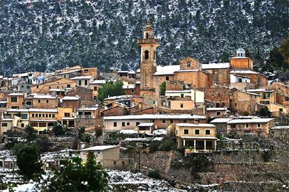 En la sierra de Tramontana, en Mallorca, la nieve también ha cubierto el paisaje. Esta es la imagen que ha dejado en la población de Valldemosa.