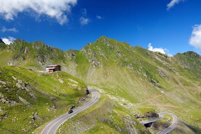 La Transfăgărășan o DN7C serpentea por las mayores alturas del sur de los Cárpatos a lo largo de 90 kilómetros de curvas imposibles que llevan del primer al segundo pico más alto de Rumanía (el Moldoveanu y el Negoiu, respectivamente). Fue construida como ruta militar, conecta las regiones históricas de Transilvania y Wallachia con las ciudades de Sibiu y Piteşti, y parece como esculpida en las montañas agrestes que atraviesa. A menudo ha sido descrita como la carretera más espectacular y bonita del mundo y hay quien visita esta zona del país solo por disfrutarla al volante.