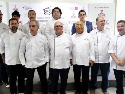 En la fila de arriba, desde la izquierda: los chefs Christian Puglisi, Dominique Crenn, Joan Roca, Gast&oacute;n Acurio y el director general del Basque Culinary Center, Joxe Mari Aizega. En la fila de abado, desde la izquierda: Enrique Olvera, Ferr&aacute;n Adri&aacute;, Juan Mari Arzak, Yukio Hattori, Pedro Subijana y Martin Berasategi, tras la reuni&oacute;n del consejo asesor del Basque Culinary Center de San Sebasti&aacute;n.