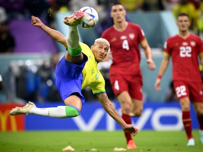 Richarlison remata en la jugada del 2-0 de Brasil ante Serbia.