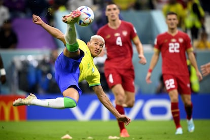 Richarlison remata en la jugada del 2-0 de Brasil ante Serbia.