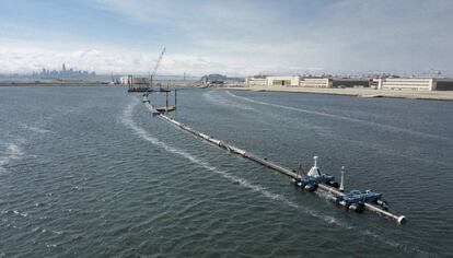 El sistema de limpieza de The Ocean Cleanup, durante su puesta en marcha en San Francisco.