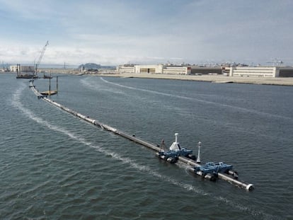 El sistema de limpieza de The Ocean Cleanup, durante su puesta en marcha en San Francisco.