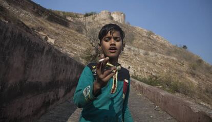 Un niño fuma en las inmediaciones de Jaipur, capital de Rajastán, uno de los estados más empobrecidos de India.