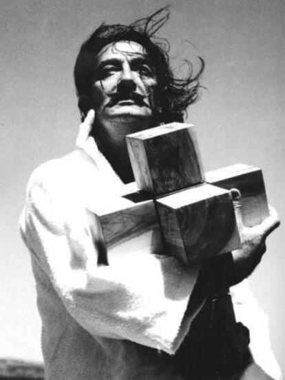 Salvador Dalí amb la creu realitzada per Joan Vehí en una fotografia feta per Català-Roca el 1953.