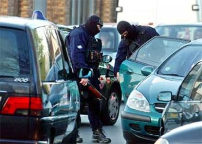 Dos policías de élite franceses, ayer tras la redada efectuada en Aulnay-sous-Bois.