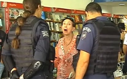 Davina Aparecida Castelli is questioned by police officers in São Paulo.