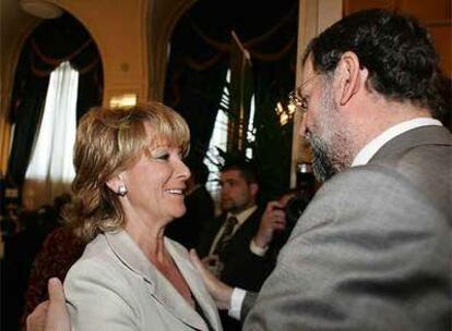 Esperanza Aguirre saluda al líder del PP, Mariano Rajoy, ayer en el hotel Ritz.