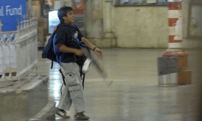 Kasab en una imagen captada en una estaci&oacute;n de tren de Bombay, durante los atentados de 2008.