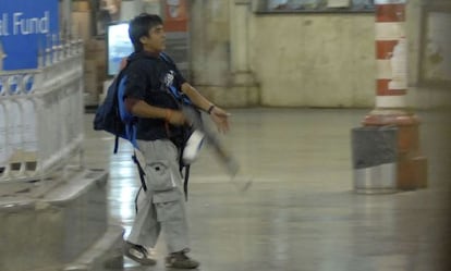 Kasab en una imagen captada en una estación de tren de Bombay, durante los atentados de 2008.