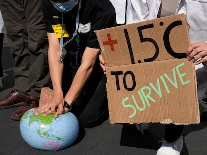 Manifestantes fingen reanimar al planeta Tierra con un límite de calentamiento global de 1,5 grados durante la cumbre COP27 de la ONU.