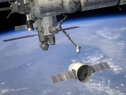 Ilustración de una cápsula Dragon, desarrollada por la empresa SpaceX, aproximándose a la Estación Espacial Internacional