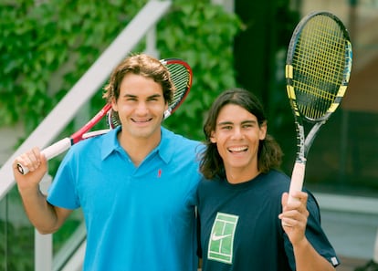 Roger Federer y Rafa Nadal posan para los fotógrafos, el día previo a la semifinal de Roland Garros, el 2 de junio e 2005. 