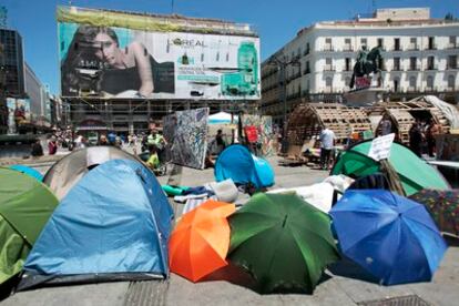 Tiendas de campaña de los que siguen protestando en la Puerta del Sol de ayer.