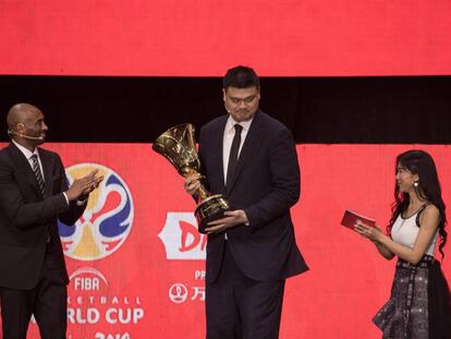 Los exjugadores de la NBA Kobe Bryant y Yao Ming (con la Copa del Mundo), este sábado en el sorteo de los grupos del Mundial de Baloncesto de 2019.