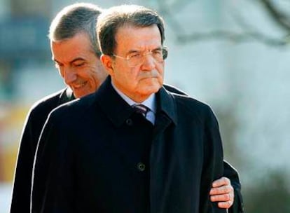Romano Prodi y Calin Tariceanu (detrás), en enero pasado.