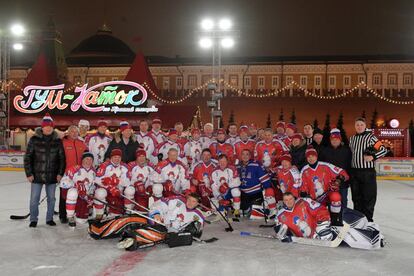 Foto de familia de los participantes en el partido de hockey hielo.