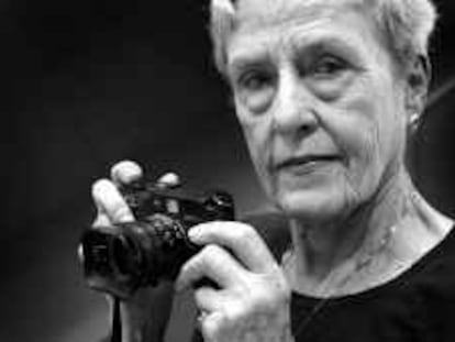 b 33750 (4/abr/00) -color- La fotógrafa norteamericana de origen austriaco Inge Morath, primera mujer que ingreso en la prestigiosa agencia Magnum, presentó hoy en Barcelona una exposición retrospectiva de su obra, que incluye una serie de retratos del es