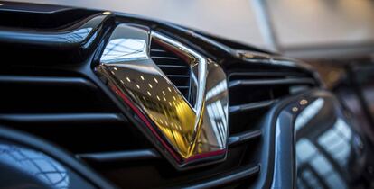 Vista del logo de Renault en el capó de un Renault Clio