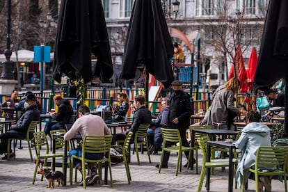 Ambien el pasado sábado en la terraza en la plaza de Santa Ana.